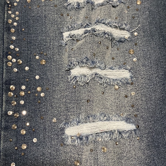 I am selling a pair of jeans. - Picture 2 of 4